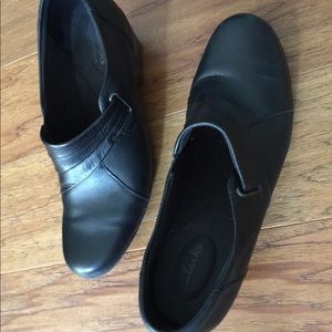 Clarks Black Slip On Shoe 9.5M, Small Heel